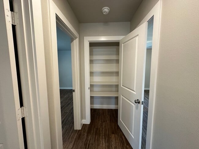 Building Photo - 405 E 21st St