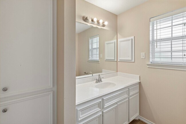 Building Photo - 2511 Westwood Main Dr