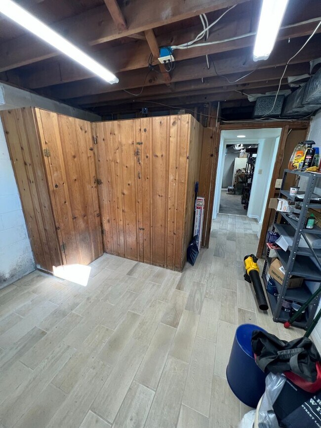 Building Photo - Split level 4-bedroom 3-bathroom home