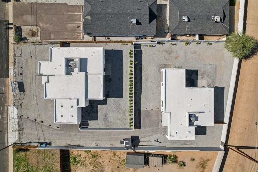 Building Photo - 910 E Roma Ave