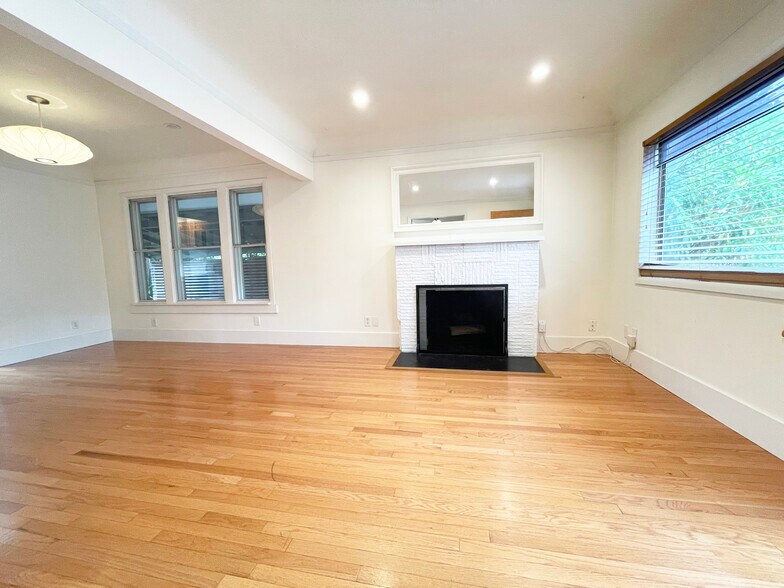 Building Photo - 5124 NE 35th Pl