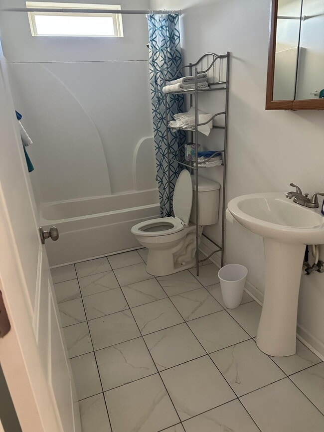 Building Photo - Great 3/2 Fully Furnished-TDY Welcome!!