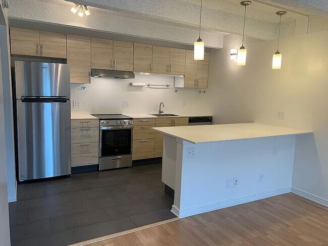 Building Photo - Immediate Availability! Overlook Cheesman ...