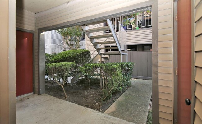 Building Photo - 2025 Augusta Dr