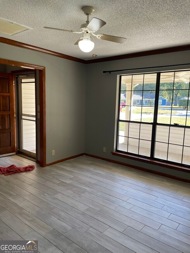 Building Photo - 211 N Woodvalley Dr