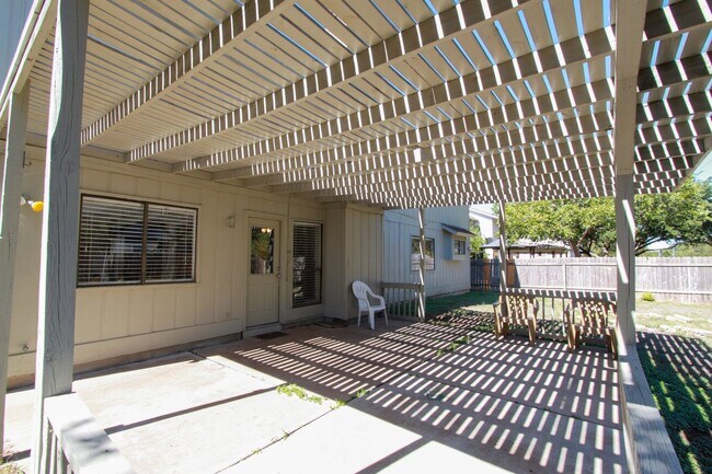 Building Photo - Updated 4 Bedroom • 2.5 Bath • West Round Rock • Downstairs Primary Suite • Two Living Areas • La...