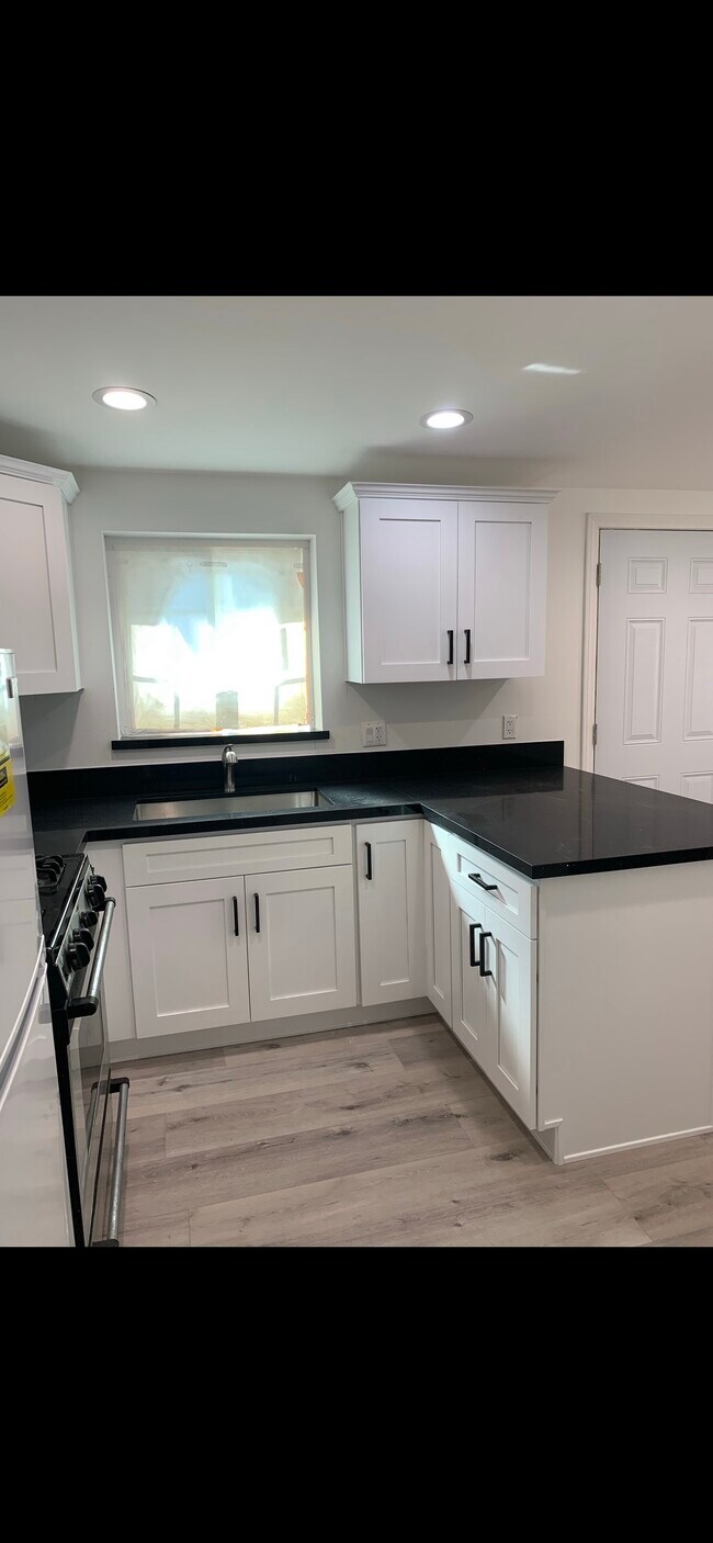 Building Photo - 10348 Petit Ave