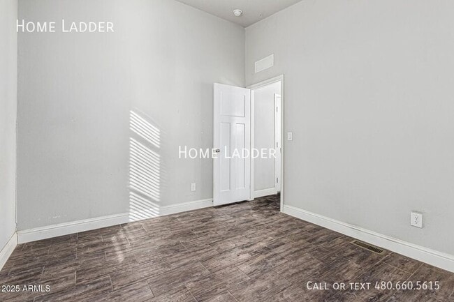 Building Photo - 32567 W Santa Cruz Ave