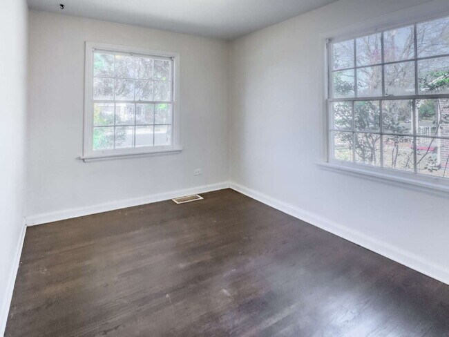 Building Photo - "Spacious 5-Bedroom Gem on Locust Street – 2,053 Sq. Ft. of Comfort in Denver's Heart!"