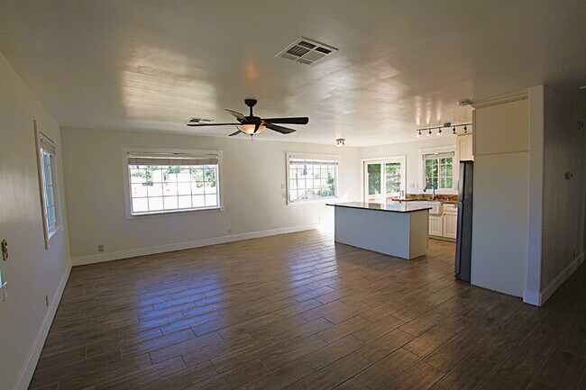 Building Photo - Rare Find in the Coveted Cheery Lynn Historic District!