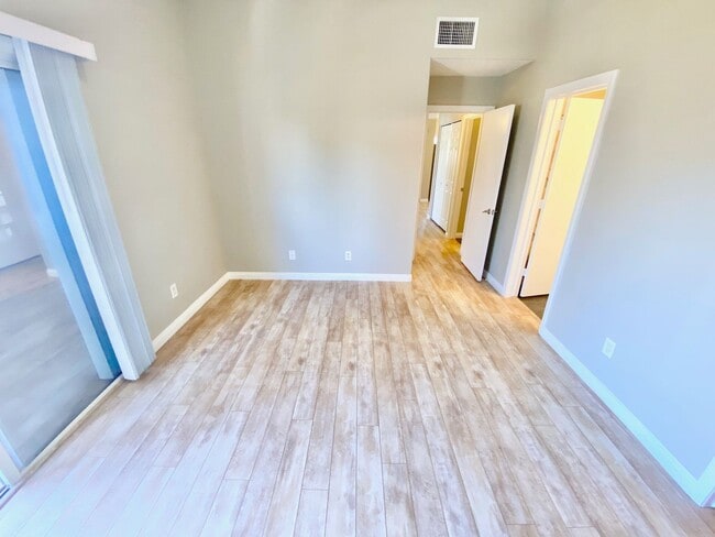 Building Photo - Spacious 2-bedroom corner unit with vaulted ceilings and open floorplan near Summerlin