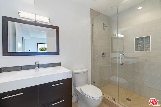 West-facing 3rd fl. bedroom's en suite full bathroom - 6077 Hargis St