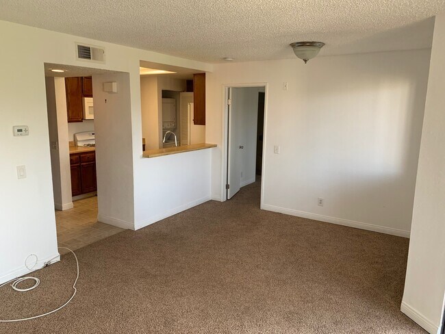 Building Photo - Spacious Condo w/ Washer/Dryer, A/C & View!