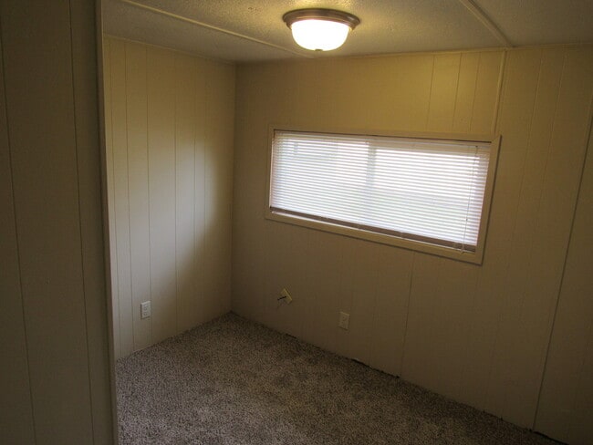 Building Photo - 5692 Northwest Dr