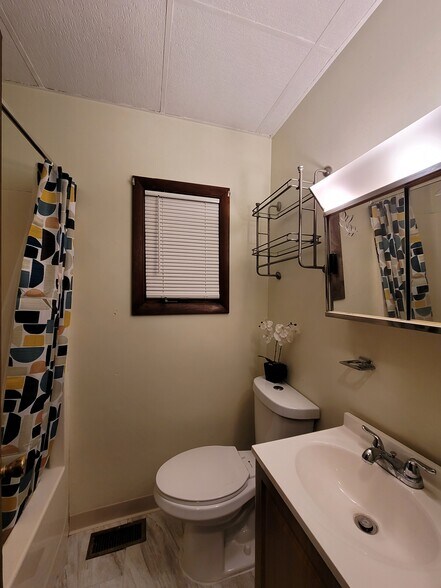 Building Photo - 186 Grand Ave