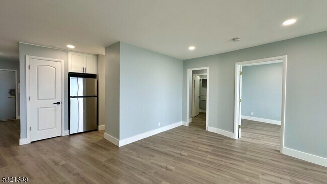 Building Photo - 1 Claridge Dr