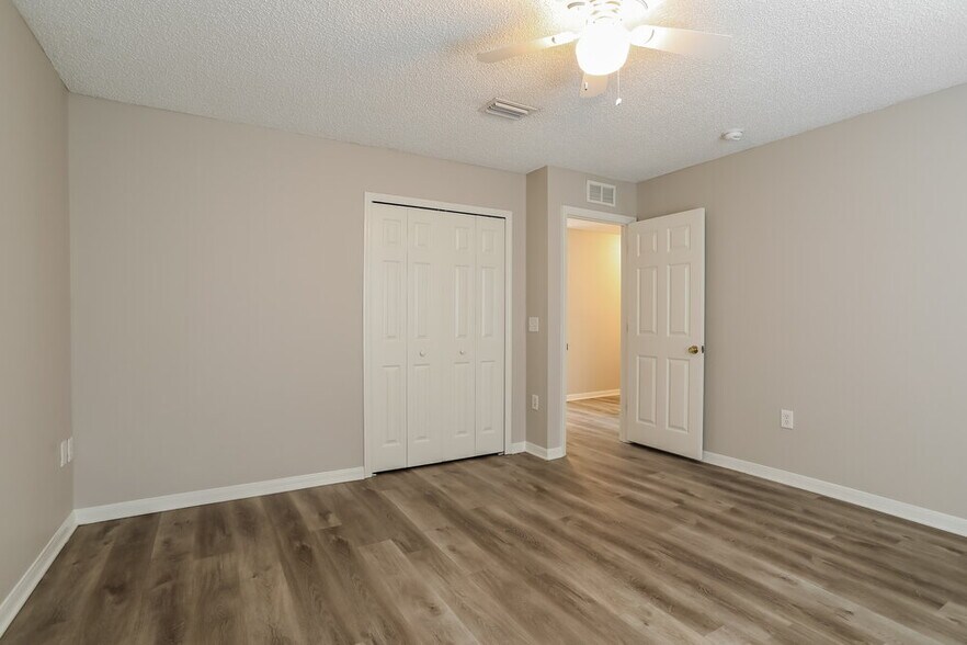 Building Photo - 5633 English Oak Dr S