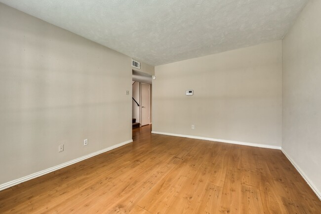 Building Photo - Adorable Townhome featuring 3 Bedrooms + O...