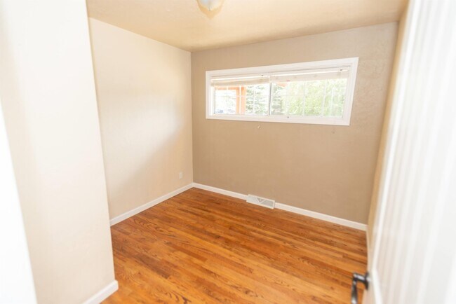 Building Photo - 307 N 3rd St