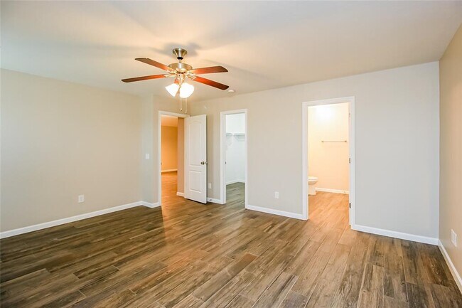 Building Photo - 7108 Meadow Lake Dr