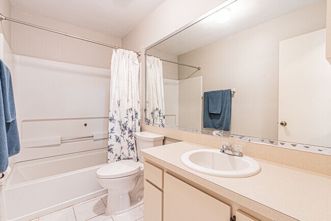 Building Photo - Fully Furnished Naples Condo- Available for Annual Rental Starting April