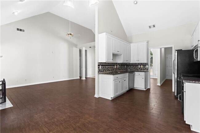Building Photo - 965 Dogwood Park Dr