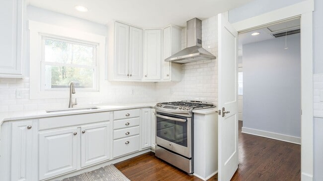 Building Photo - 3 Bedroom 3 Bath House in Parish Place - M...