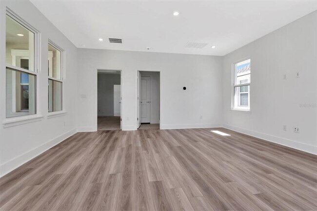 Building Photo - 402 E Oak Ave
