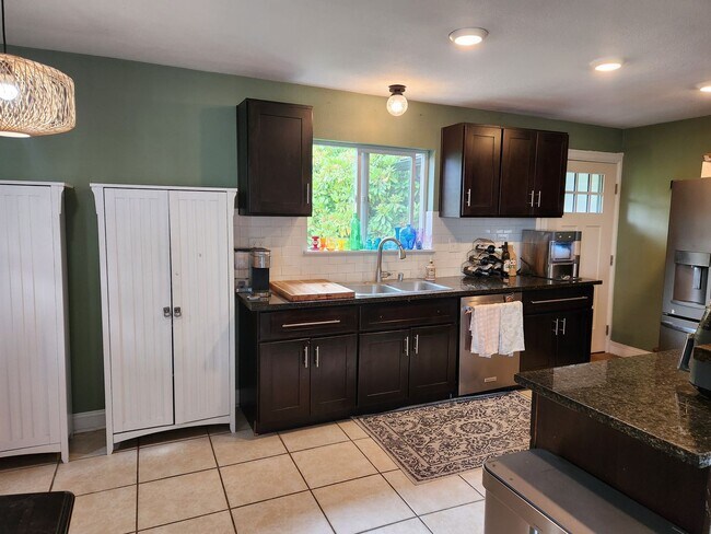 Building Photo - Victorian Style Home Rent Ready!!