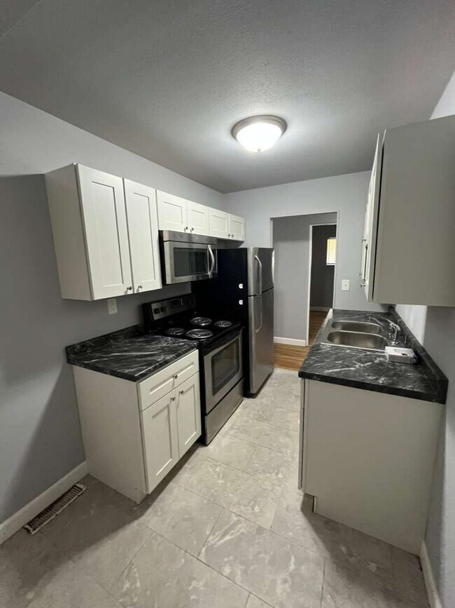 Building Photo - 3/1 on Spring Garden available 10/1/2026 - Beautiful inside + GARAGE