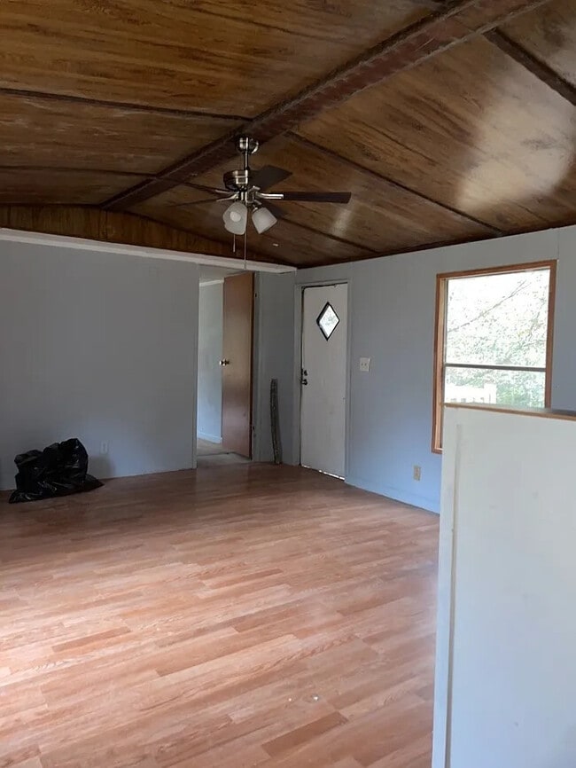 Building Photo - 2 Bedroom 1 Bathroom