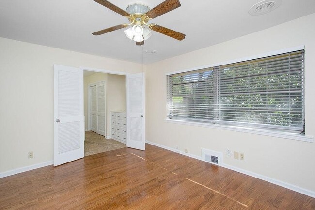 Building Photo - 2837 Hermosa Dr