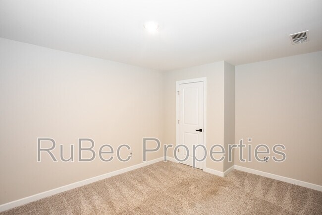 Building Photo - 2006 Red Ash Dr