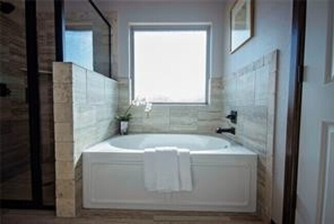 Building Photo - 3 Bed | 2 Bath | 2 Car Garage - Bungalow S...