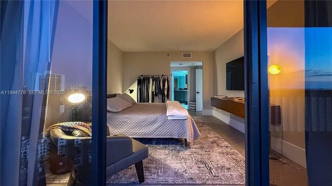 Building Photo - 2000 Island Blvd