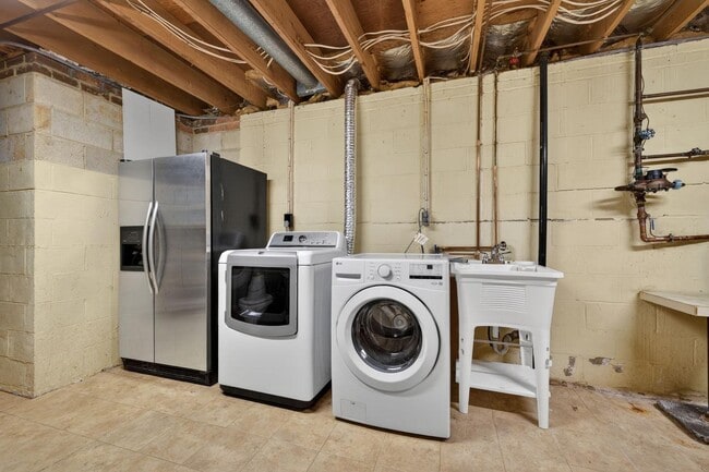 Building Photo - 9404 Woodington Dr