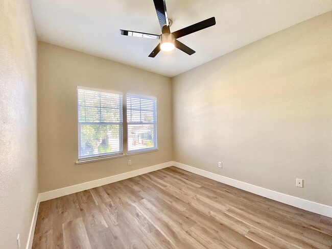 Building Photo - NEWLY RENOVATED, VERY CLEAN 5 BED, 3 BATH,...