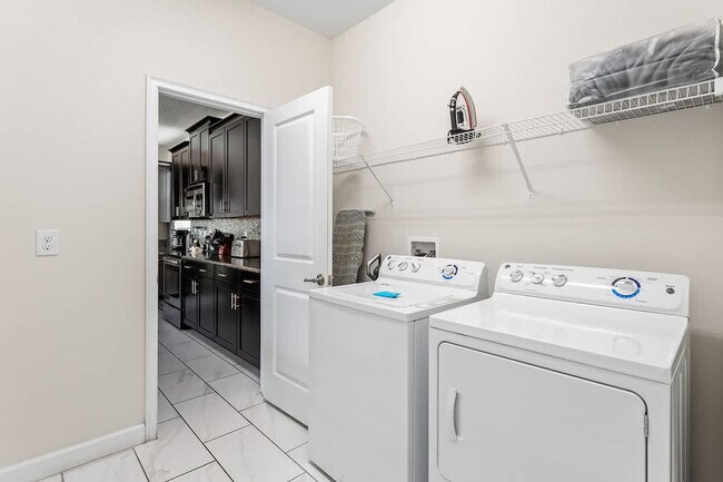 Building Photo - 4702 Sleepy Hollow Dr