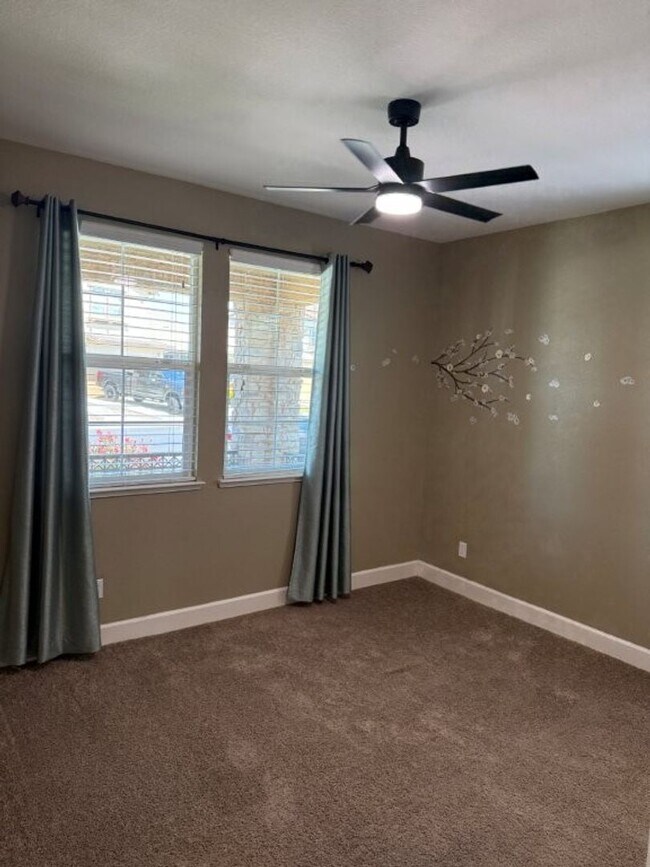 Building Photo - Newer Modern 4 Bedroom 3.5 Bath w/ Bedroom...