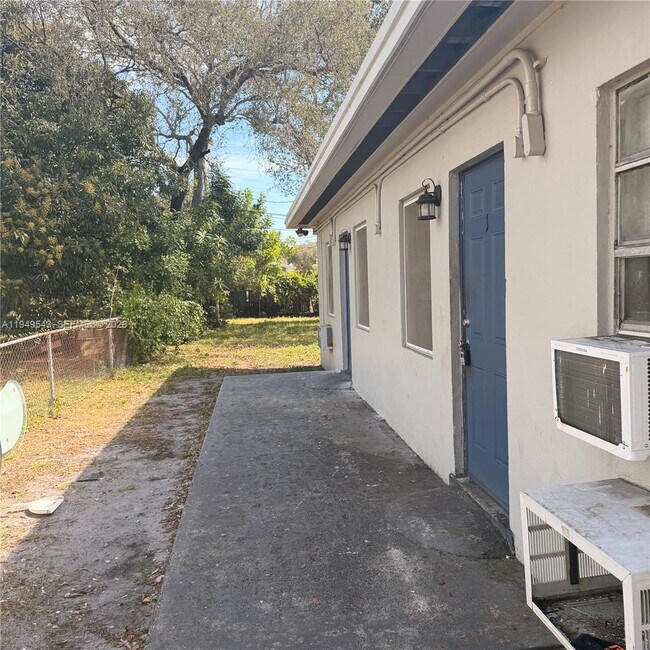 Building Photo - 634 NW 12th Ave