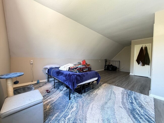 Building Photo - 2 Bedroom Home - Open August 1st!