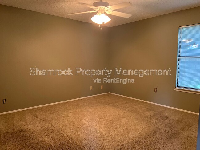 Building Photo - 1102 Chapel View Dr