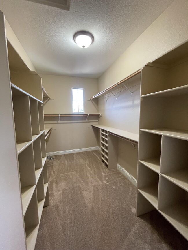 Building Photo - 9772 Ellsmere Way