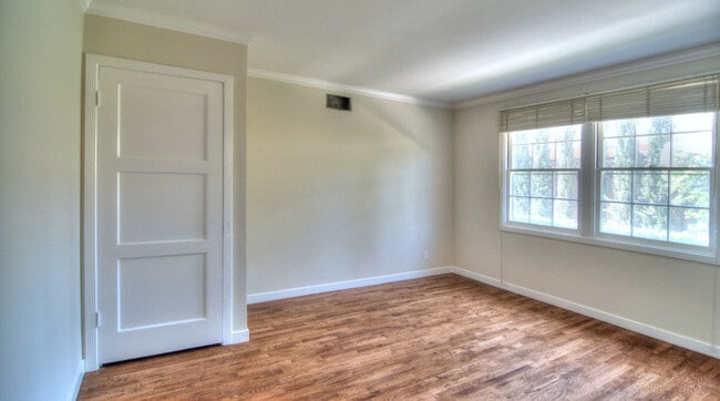 Building Photo - 2121 Middlefield Rd