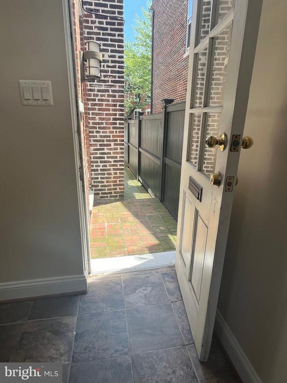 Building Photo - 109 S Columbus St