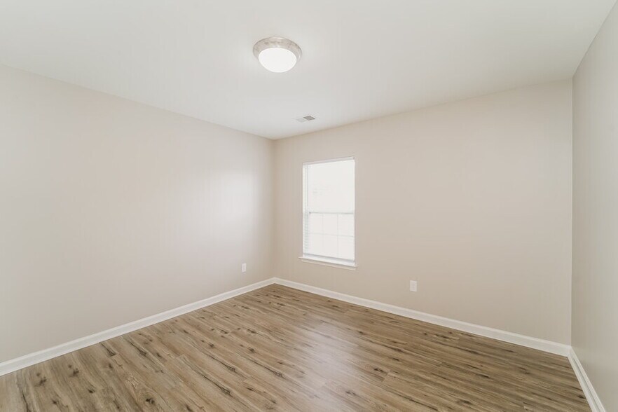 Building Photo - 16826 Macanthra Dr