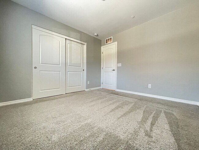 Building Photo - Beautiful Gated Henderson Home | 3 Bed/ 2.5 Bath- AVAILABLE 3/31/26