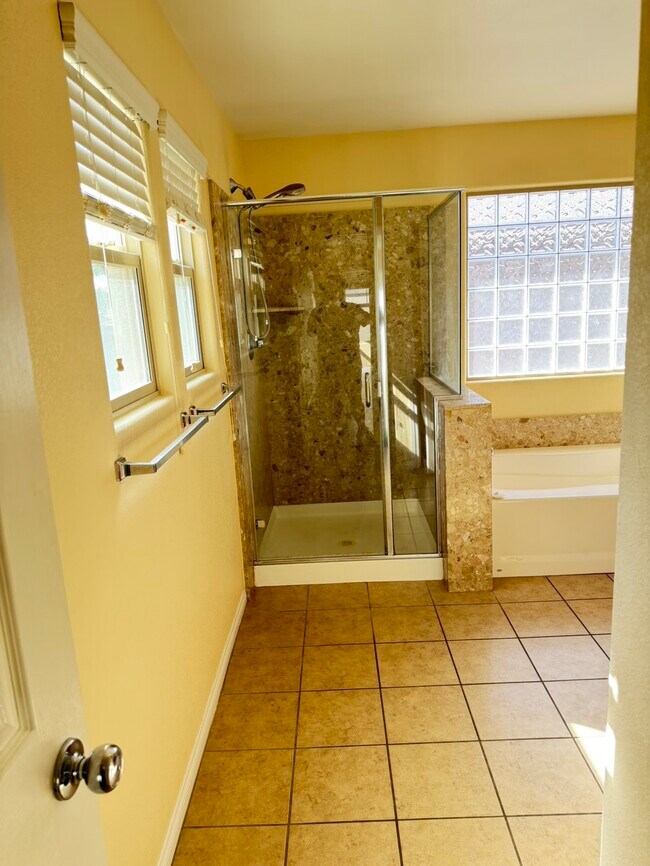 Building Photo - 5450 Pinecroft Dr