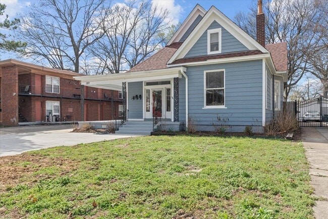 Building Photo - 227 N Willett St