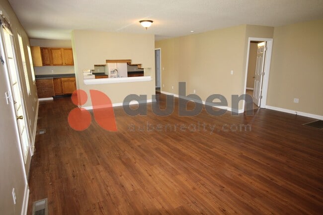 Building Photo - Quiet 3 Bedroom 2 Bath with Creek Access
